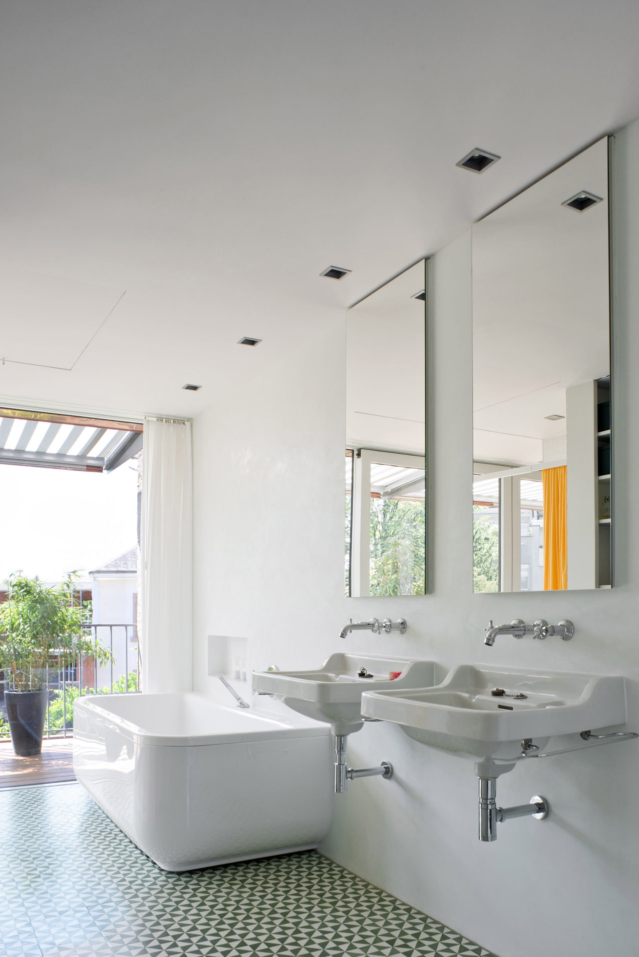 Neues Bad im Dachgeschoss nach Umbau und Ausbau von Architekturbüro Forsberg in Basel
