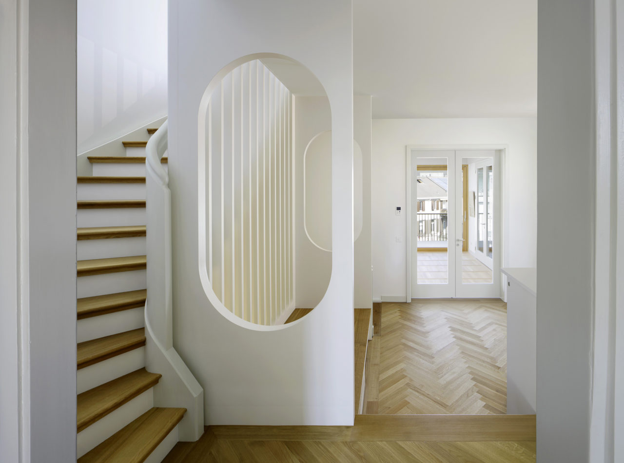 Halle mit neuer Treppe im 2.Obergeschoss nach Umbau von Architekturbüro Forsberg in Basel
