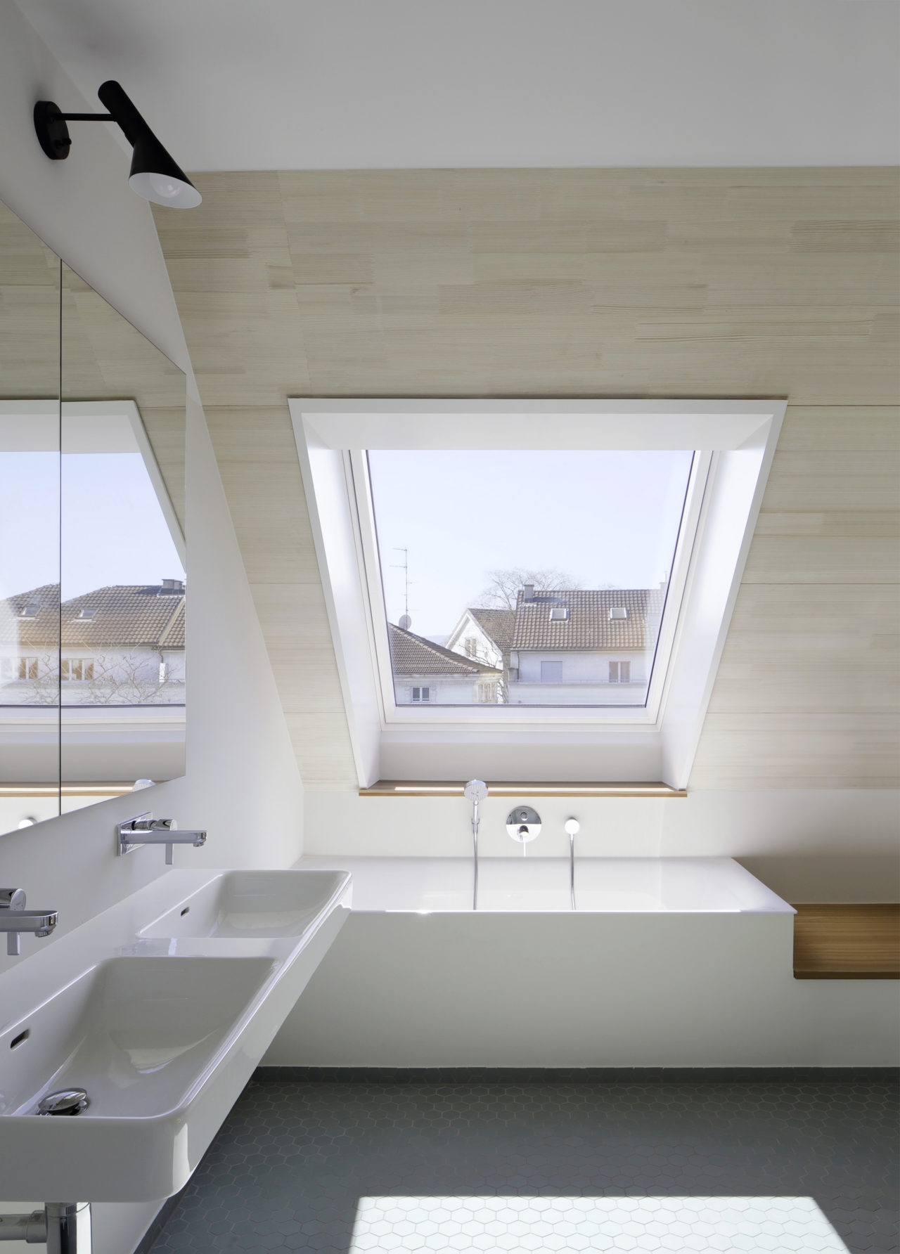 Bad im Dachgeschoss nach Umbau und Anbau von Architekturbüro Forsberg in Basel