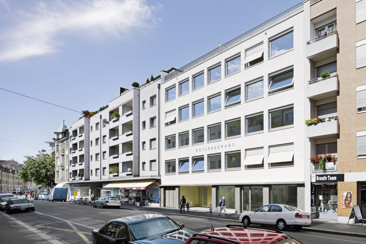 Strassenansicht Neubau Geschäftsstelle Schweizerisches Rotes Kreuz von Architekturbüro Forsberg in Basel mit Malin Lindholm