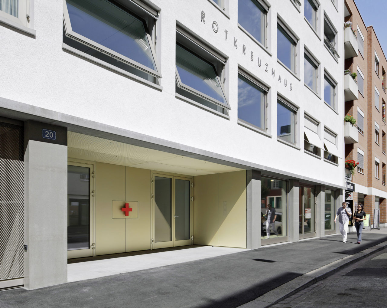 Eingang Strasse Neubau Geschäftsstelle Schweizerisches Rotes Kreuz von Architekturbüro Forsberg in Basel mit Malin Lindholm