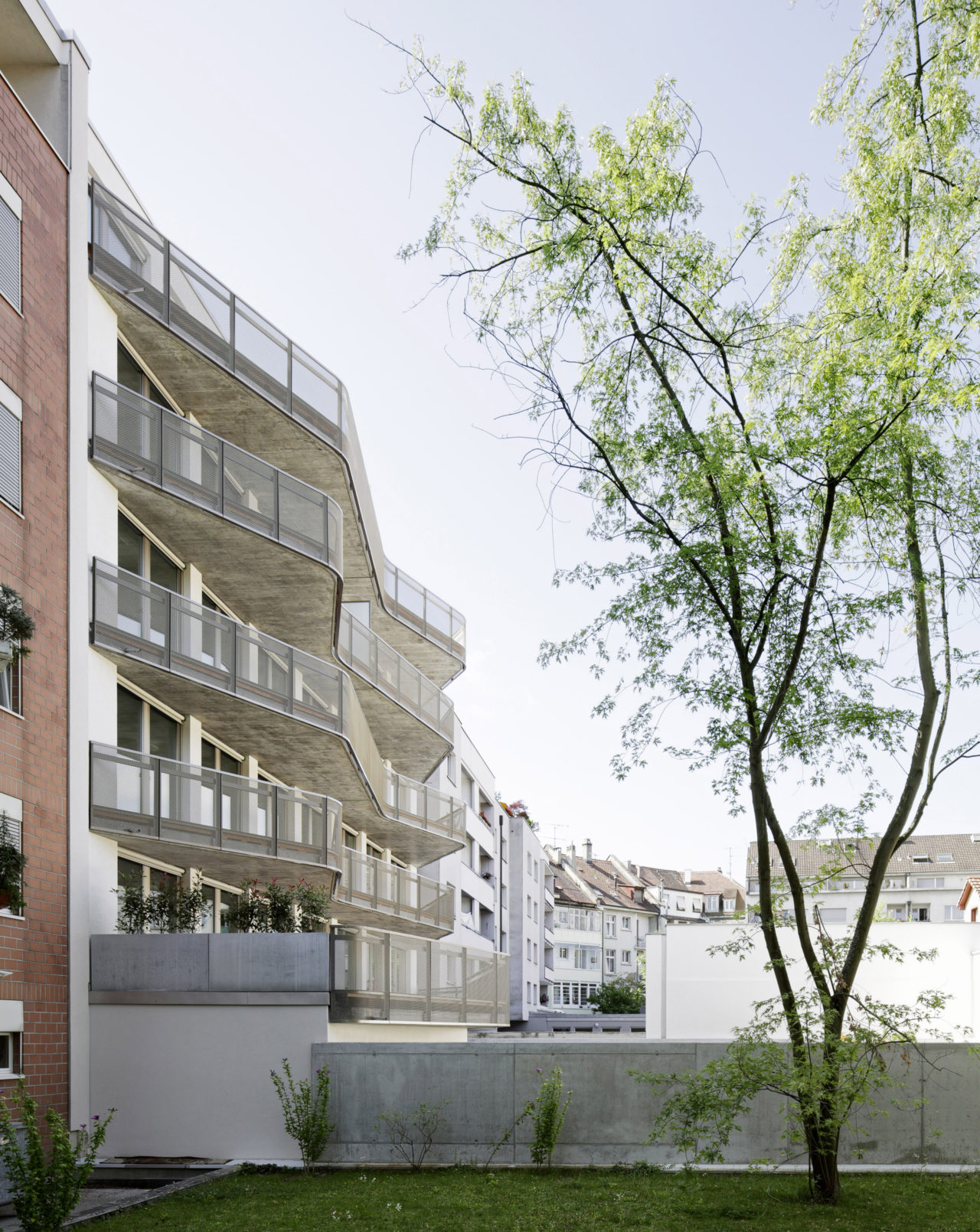 Hoffassade Neubau Geschäftsstelle Schweizerisches Rotes Kreuz von Architekturbüro Forsberg in Basel mit Malin Lindholm