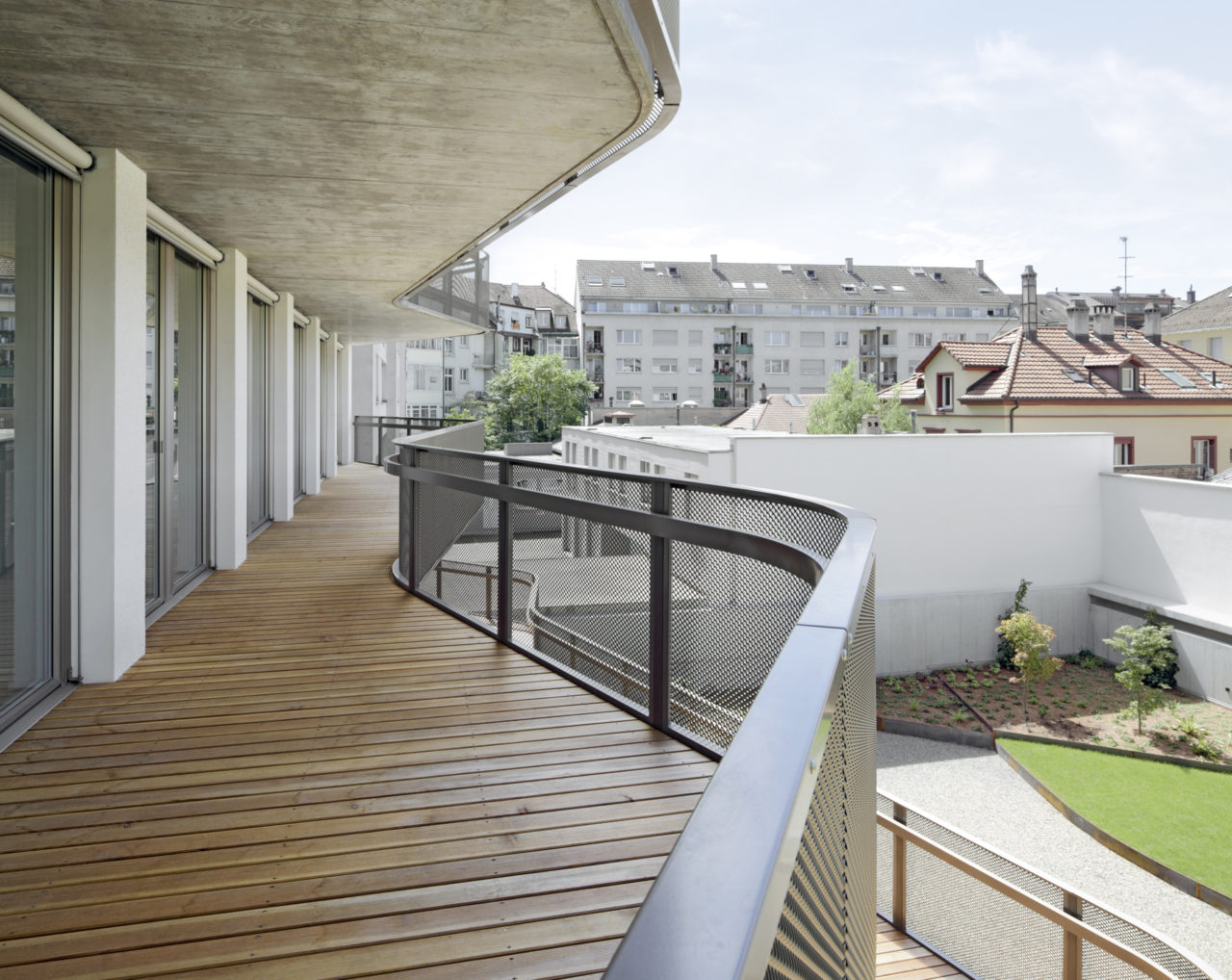 Hofseitige Balkone, Neubau Geschäftsstelle Schweizerisches Rotes Kreuz von Architekturbüro Forsberg in Basel mit Malin Lindholm