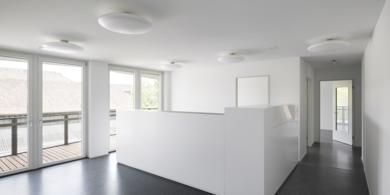 Büros im. 3.Obergeschoss, Neubau Geschäftsstelle Schweizerisches Rotes Kreuz von Architekturbüro Forsberg in Basel mit Malin Lindholm