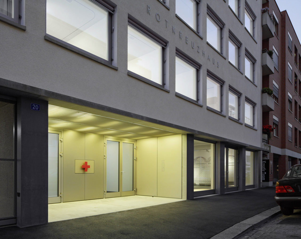 Eingangsbereich Neubau Geschäftsstelle Schweizerisches Rotes Kreuz von Architekturbüro Forsberg in Basel mit Malin Lindholm