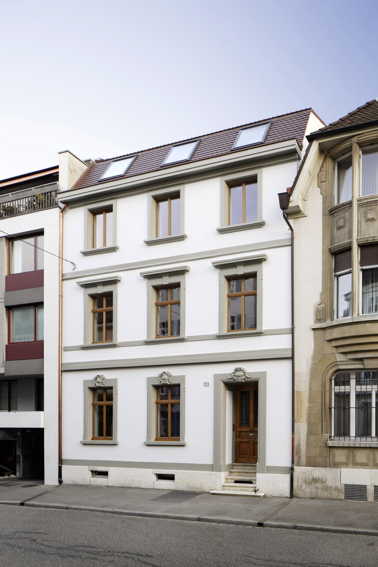 Strassenansicht nach Umbau und Ausbau (Dachausbau)von Architekturbüro Forsberg in Basel