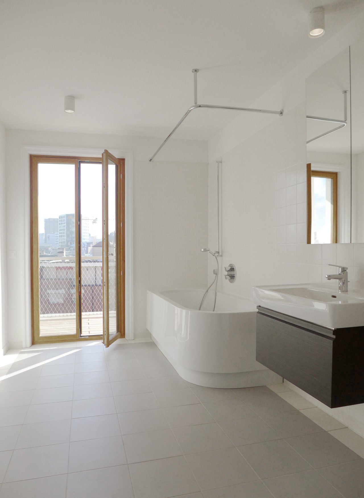 Neues Bad im 2.Obergeschoss nach Umbau und Ausbau (Dachausbau)von Architekturbüro Forsberg in Basel
