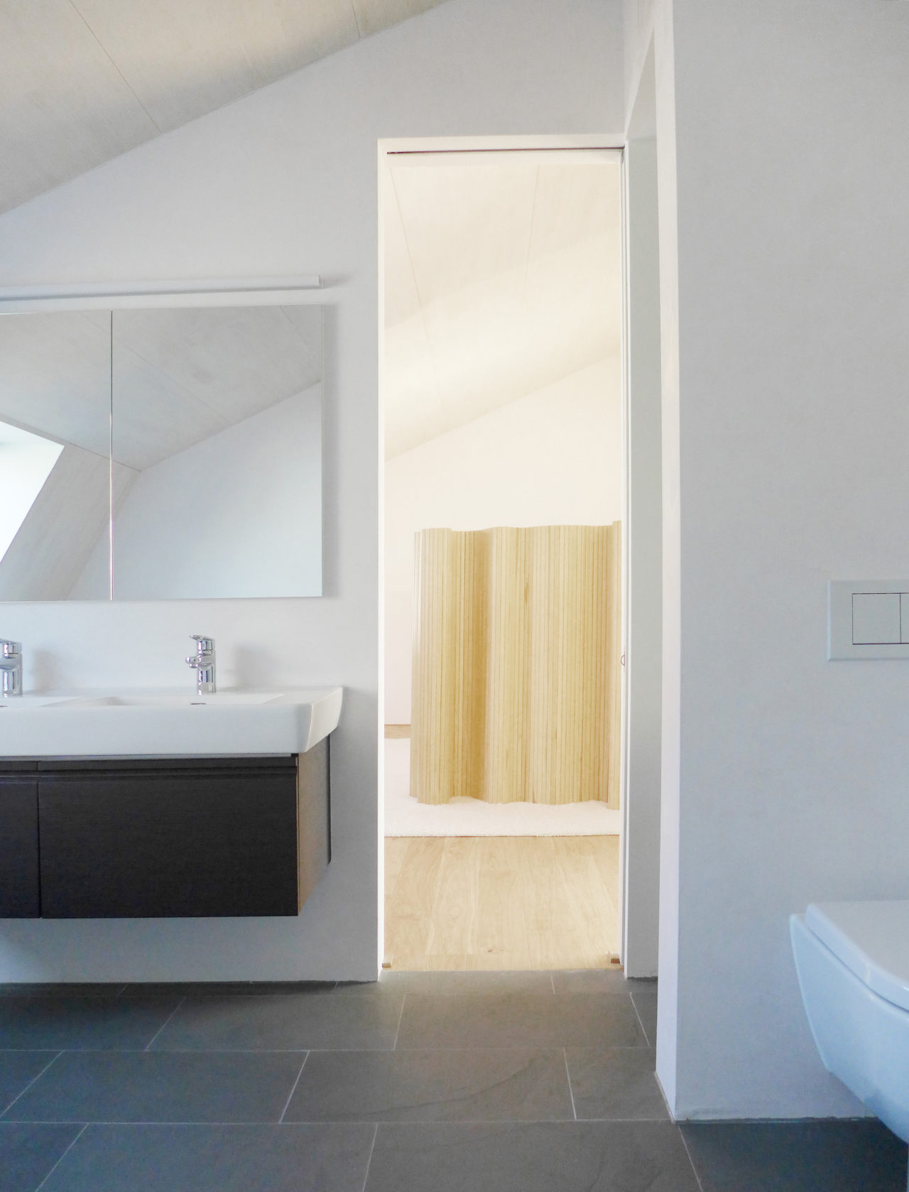 Neues Bad im Dachgeschoss nach Umbau und Ausbau (Dachausbau)von Architekturbüro Forsberg in Basel